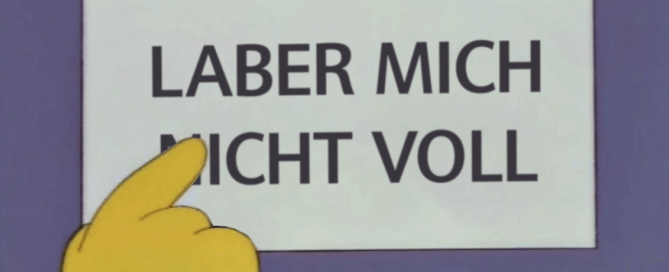 Ausschnitt aus der Serie „Die Simpsons“. Der Busfahrer zeigt auf ein Schild, auf dem im Original steht: Nicht mit dem Busfahrer sprechen. Hier wurde der Satz geändert zu: Laber mich nicht voll.