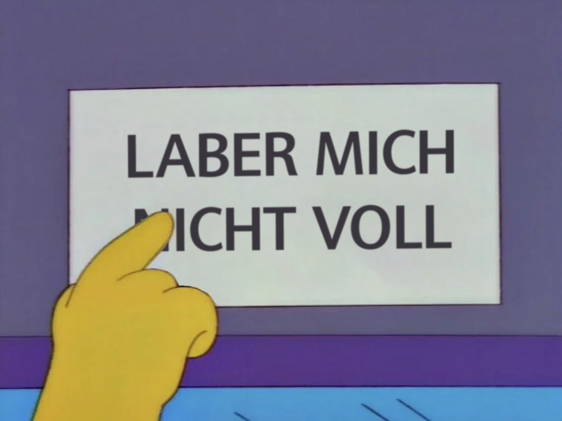 Ausschnitt aus der Serie „Die Simpsons“. Der Busfahrer zeigt auf ein Schild, auf dem im Original steht: Nicht mit dem Busfahrer sprechen. Hier wurde der Satz geändert zu: Laber mich nicht voll.